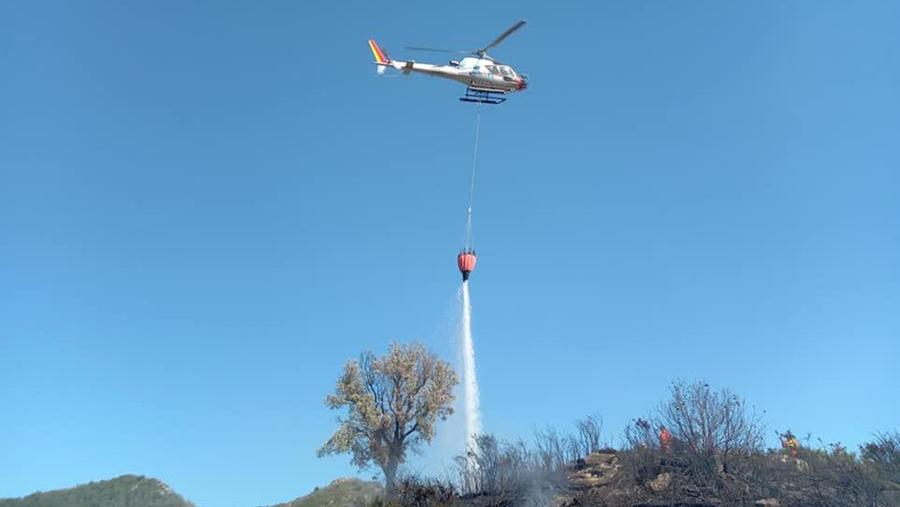 L'elicottero che ha contribuito a domare l'incendio sul Monte Serra