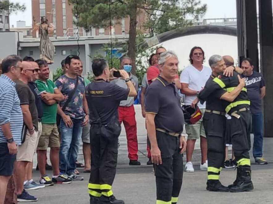 Il grande abbraccio fra Sperti e il comandante provinciale Ugo D'Anna