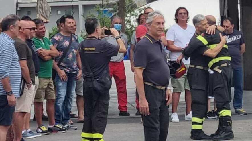 Il grande abbraccio fra Sperti e il comandante provinciale Ugo D'Anna