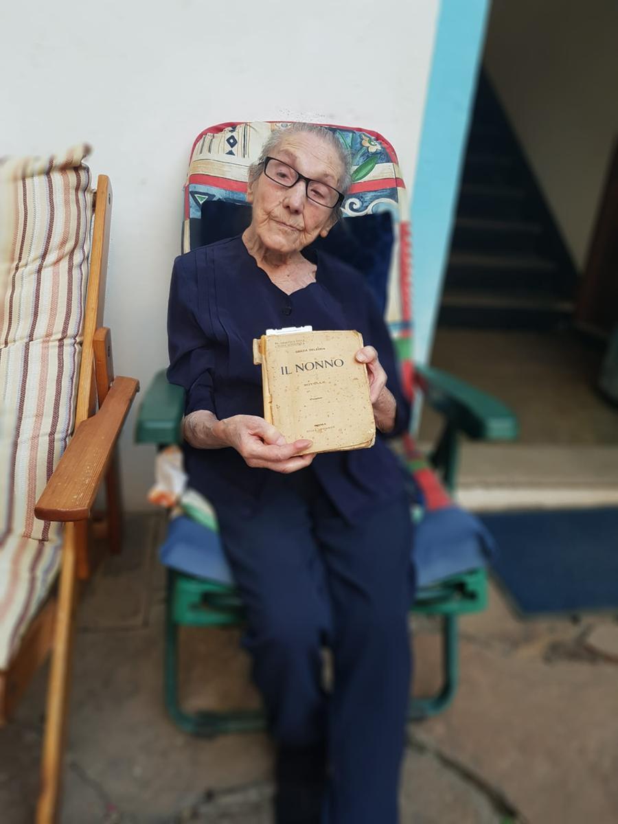 A Nuoro una novella al giorno: nonnina 98enne legge la Deledda alla radio