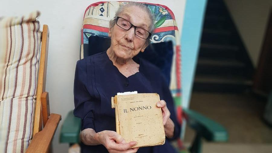 A Nuoro una novella al giorno: nonnina 98enne legge la Deledda alla radio