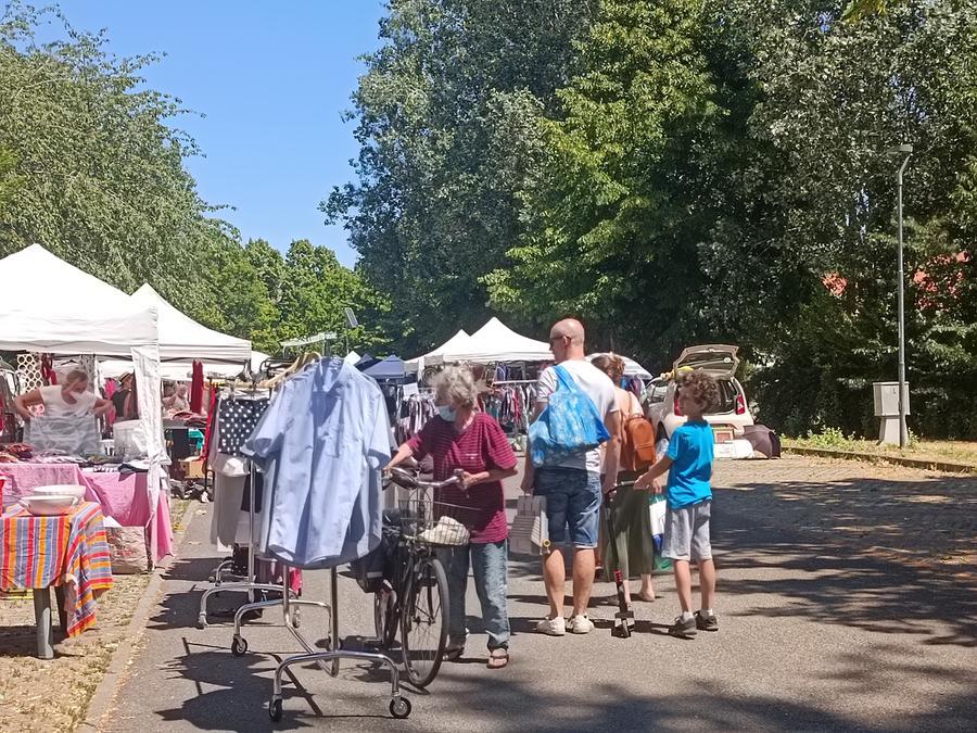 
	Una famiglia visita il mercatino di Legambiente alla ex Polveriera

