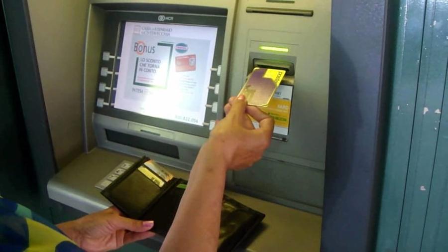 Preleva mille euro dal conto della pensionata che assiste, denunciata a Pabillonis