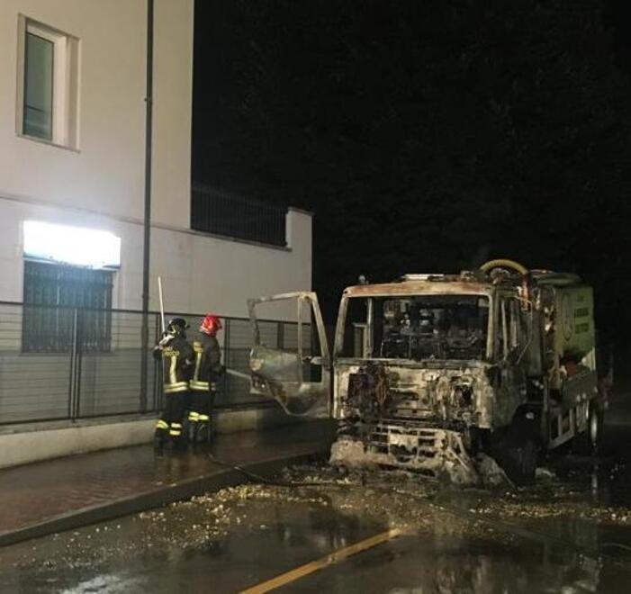 San Possidonio. Camion spurgo in fiamme 