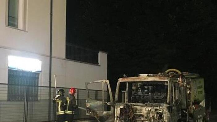 San Possidonio. Camion spurgo in fiamme
