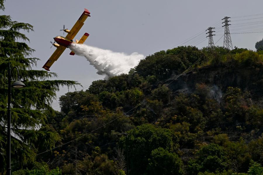 Fiamme lungo la 131: strada chiusa per ore, Sardegna divisa in due