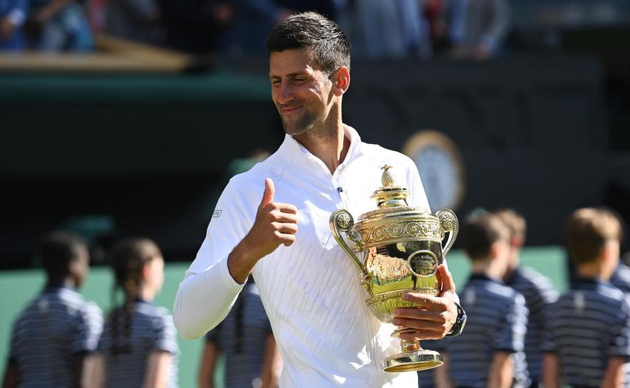 
	Il serbo con la coppa dopo aver vinto per la settima volta Wimbledon

