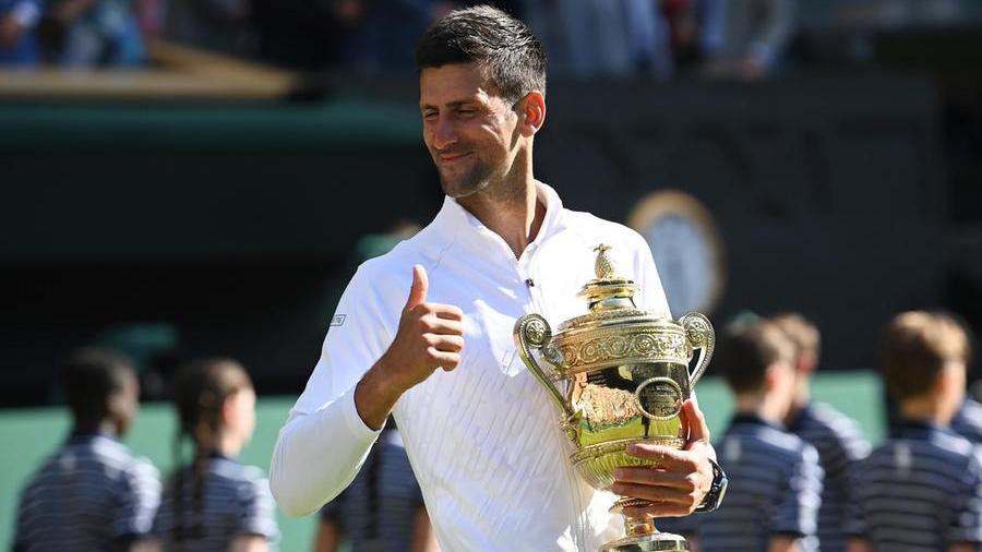 Il serbo con la coppa dopo aver vinto per la settima volta Wimbledon
