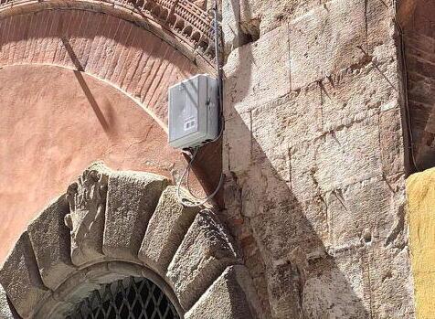Un esempio di scatolette apparse sulle facciate degli edifici storici della città