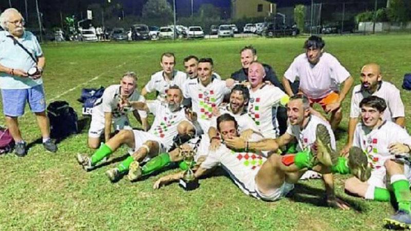 I giocatori del Rione Empolese festeggiano la vittoria del Torneo dei Rioni che si è disputato dopo due anni di stop nel campo dal calcio di Via Nova