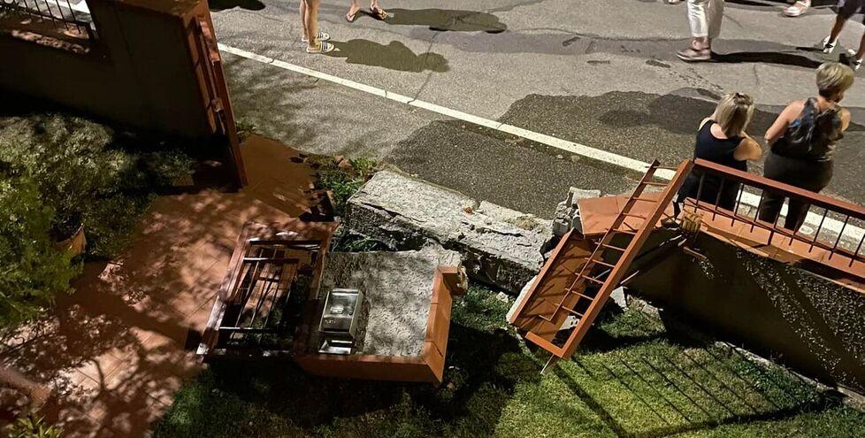 Il muretto e il cancellino d’ingresso sfondati dall’auto impazzita