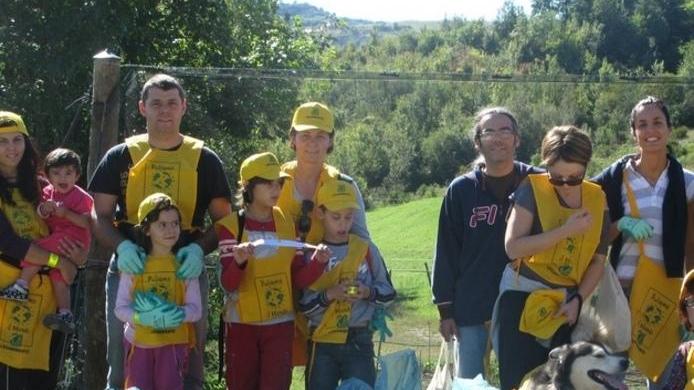 Un pomeriggio a raccogliere rifiuti e a pulire le aree verdi