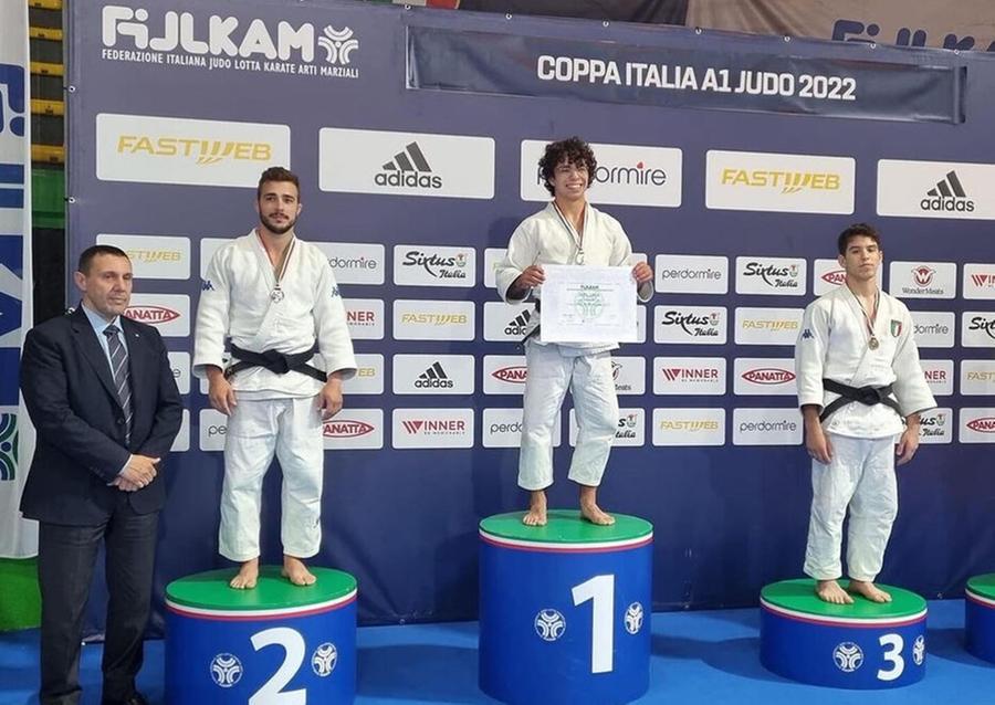 
	Mattia Martelloni sul primo gradino del podio

