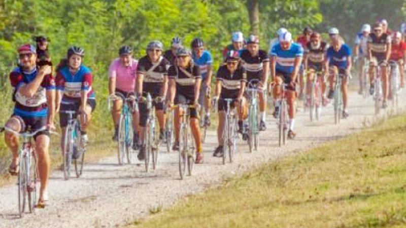 Ciclismo eroico e buon cibo. Ad agosto torna “La Vinaria” nel cuore di Lucca