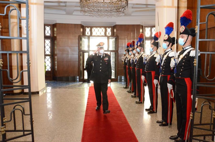 Il generale Bernardini visita il comando della Legione Sardegna