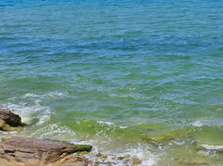 Chiazze nel mare di Valledoria. Il Comune: «Niente inquinamento»