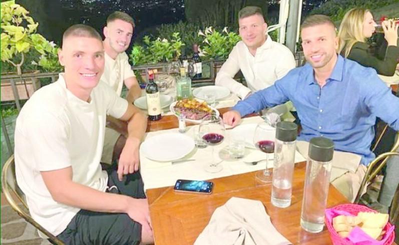 
	Il &ldquo;club&rdquo; ristretto dei calciatori serbi ha fatto tesoro della serata libera prima della partenza per il ritiro per fare gruppo e cenare insieme. Fanno parte tutti della Nazionale

