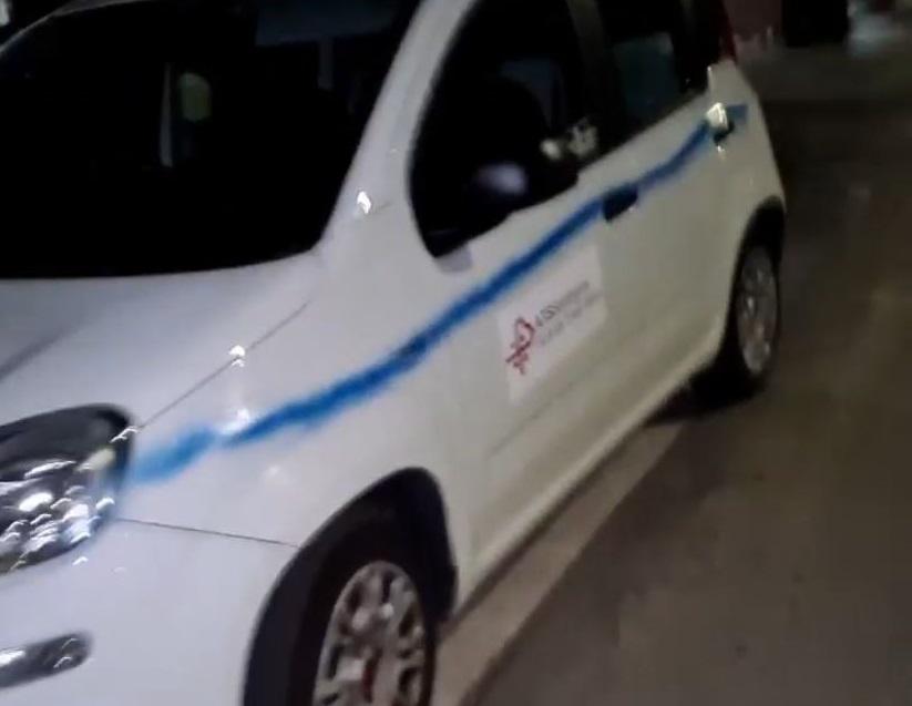 Vandali scatenati a Oristano, danneggiata una decina di auto
