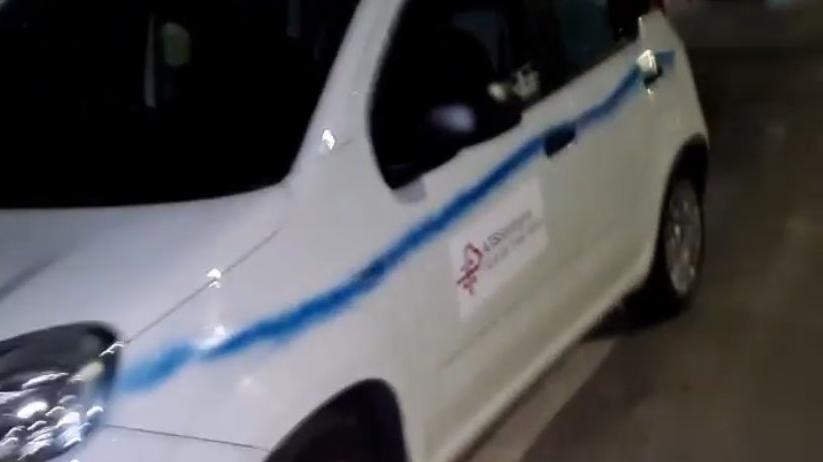 Vandali scatenati a Oristano, danneggiata una decina di auto
