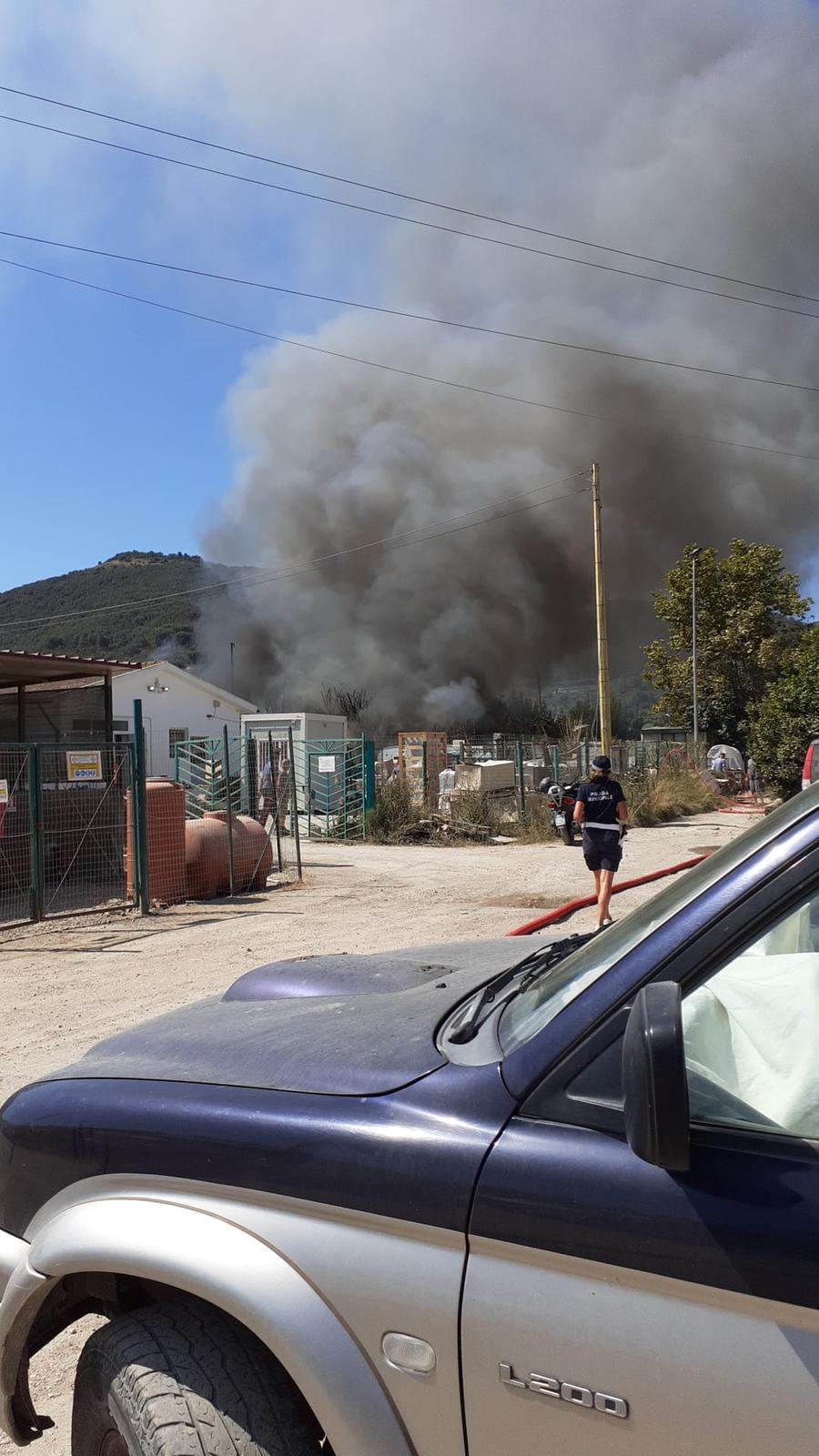 
	La colonna di fumo causata dall'incendio

