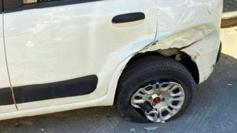 Ubriachi vanno a sbattere contro le auto in sosta: «Basta, non se ne può più»