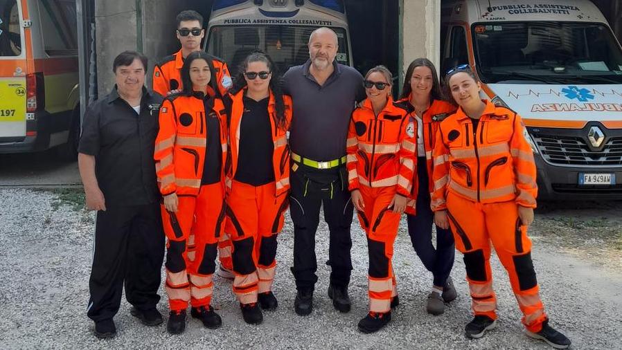 I volontari della Pubblica assistenza di Collesalvetti, con al centro il dottor Giorgio Fabiani
