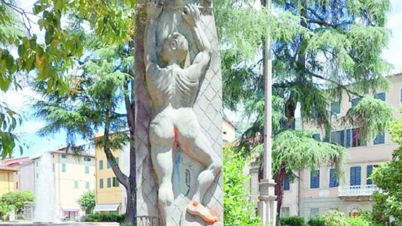Il monumento ai caduti nei lager di piazza Matteotti deturpato da ignoti con scritte e sfregi di colore diverso