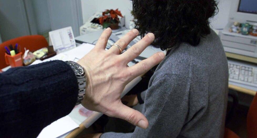 «Ha molestato una diciottenne». Condannato anche a risarcire 