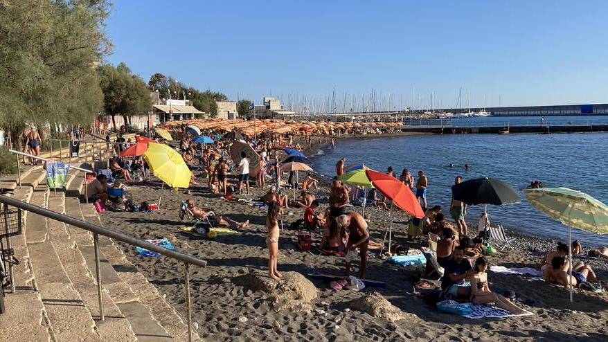 Il litorale di Castiglioncello ieri pomeriggio (Foto Falorni/Silvi)