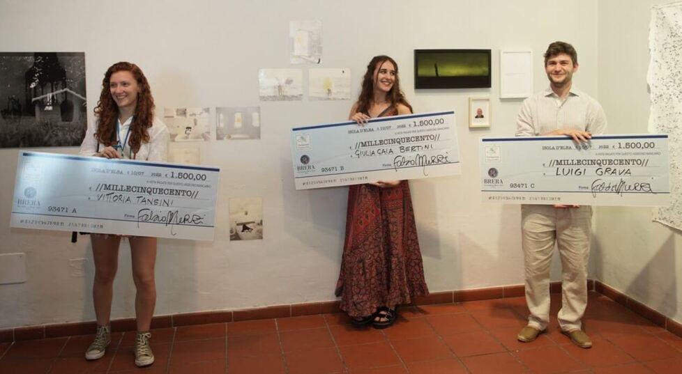 La consegna dell’assegno ai tre vincitori del Premio Arte Acqua dell’Elba 2022