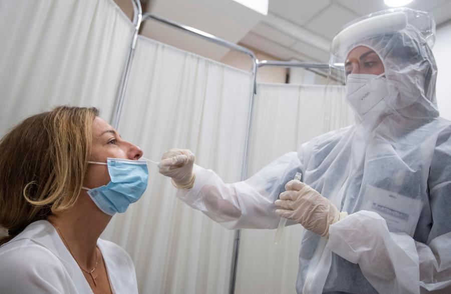 Un' infermiera effettua un tampone per il Covid presso uno dei centri Artemisia Lab di Roma, 2 novembre 2020. ANSA/CLAUDIO PERI
