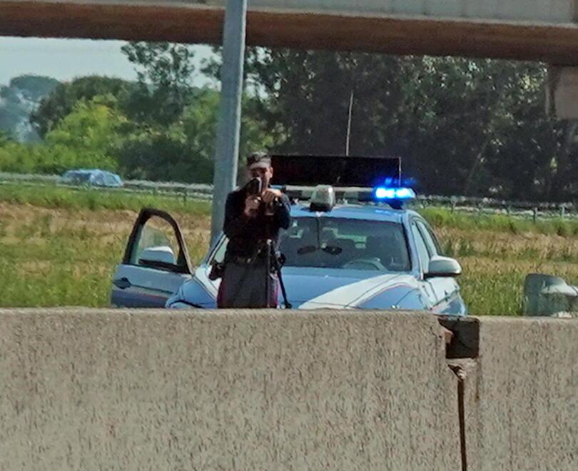 In monopattino sulla superstrada Fi-Pi-Li, fermato e multato dalla polizia 