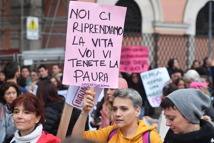 
	Alcune donne manifestano per dire basta alla violenza maschile<br />
	&nbsp;

