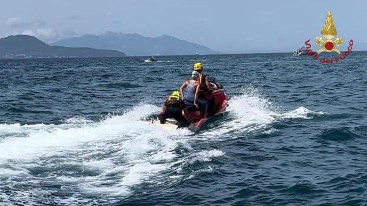 L'intervento dei vigili del fuoco nelle acque di Piombino 