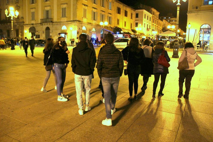 Alcuni ragazzi in piazza d’Italia