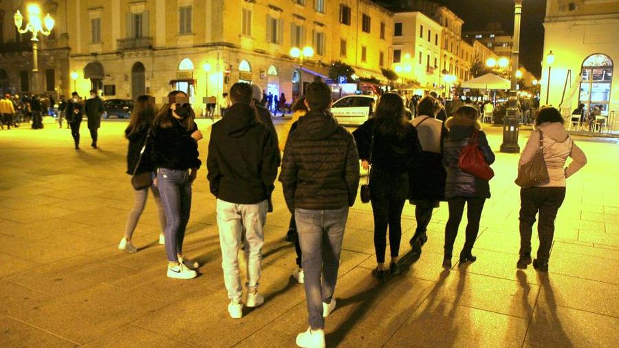 Alcuni ragazzi in piazza d’Italia