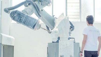 Il robot di Carrara al lavoro mentre scolpisce il marmo 