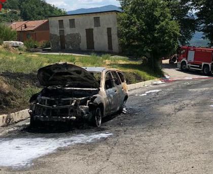 Fanano. Suv a fuoco, paura per la bombola Gpl Va in fiamme anche il prato adiacente