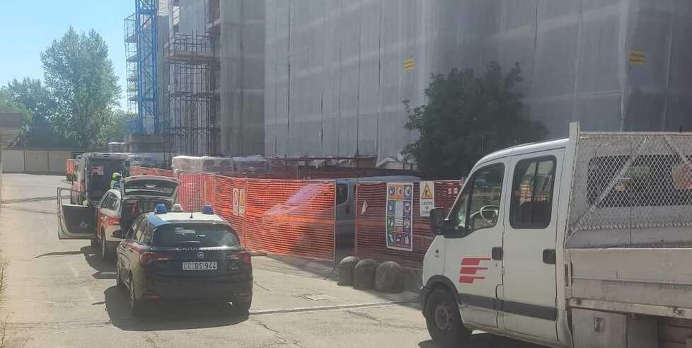 Modena «Un operaio è caduto dal ponteggio» Allarme in via Morane, ma è falso 