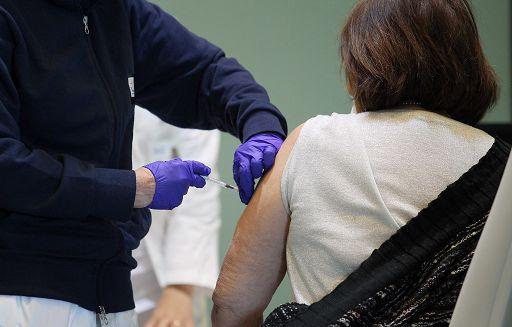 Verso la quarta dose per gli over 60. E gli hub vaccinali potrebbero riaprire