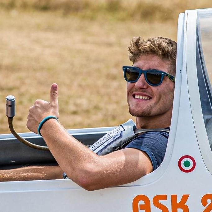 Precipita con l'aliante, muore a 20 anni: era un esperto nel volo acrobatico 