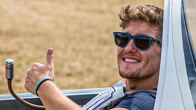 Precipita con l'aliante, muore a 20 anni: era un esperto nel volo acrobatico