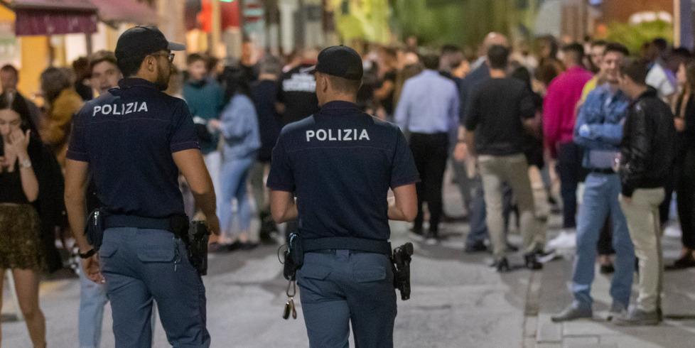 Blanco canta a Ferrara, la banda ruba