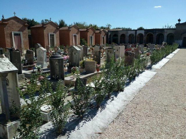 Nei cimiteri del Bondenese posti quasi esauriti