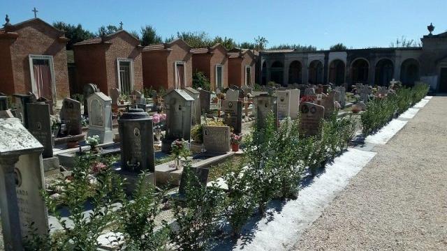 Nei cimiteri del Bondenese posti quasi esauriti
