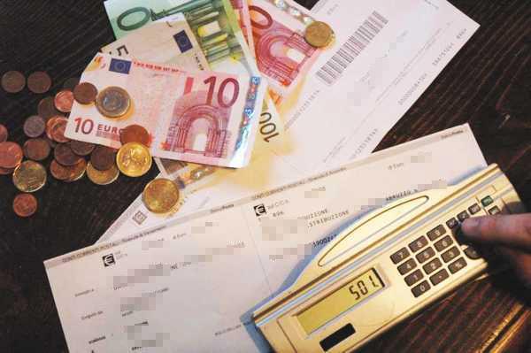 WCENTER 0CHIABCRXZ - carovita bollette dell'enel bolletini postali pagamenti soldi euro monete pagamenti caro vita deficit  -  nicola schiazza  -