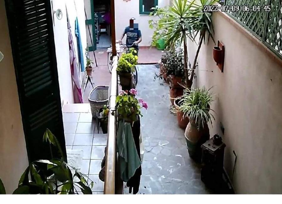 Ruba una bici da un cortile di via Lunardi