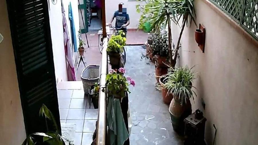 Ruba una bici da un cortile di via Lunardi