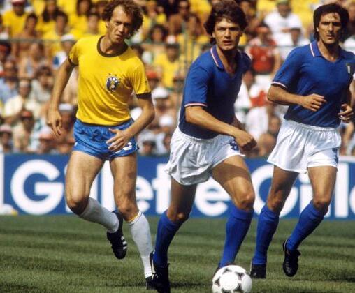 Falcao, Antognoni e Scirea in azione in Italia-Brasile 3-2 dell'82