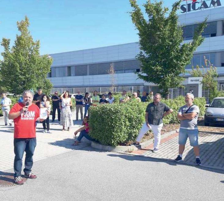 
	Davide&nbsp; Franco&nbsp; (Fiom Cgil) davanti allo stabilimento della Sicam di Correggio<br />
	&nbsp;

